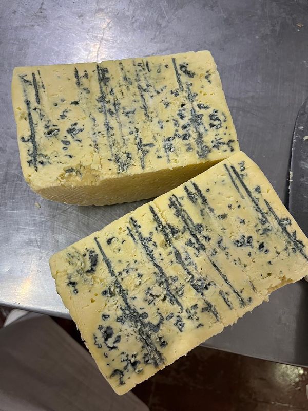 Fabrican queso azul, salieron segundos y se compararon con Francia: la empresa láctea que elabora un queso único