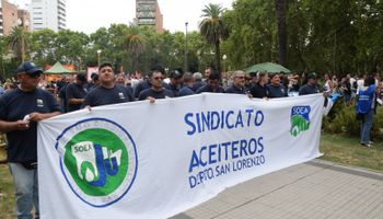 Se paralizan las exportaciones por el paro en los puertos: cruce entre aceiteros y la industria por la reforma laboral