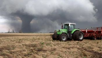 ¿Son normales los tornados en Argentina? El temporal en Bombal dejó daños materiales y se cobró una vida
