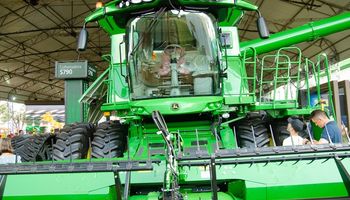 Conheça a X9, a maior colheitadeira da John Deere