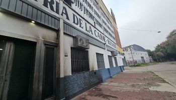 Balean y queman el Sindicato de la Carne en Rosario: el gremio descarta un conflicto interno