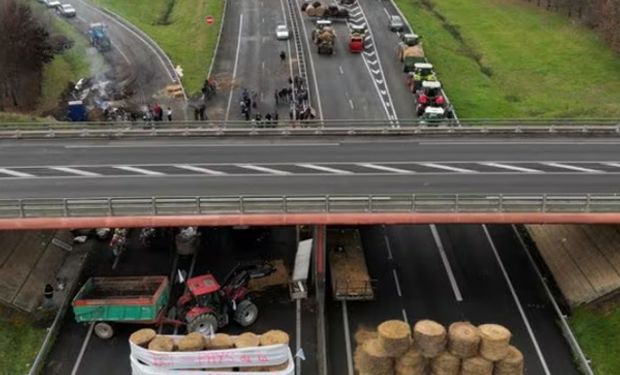 Por qué están tan enojados los productores europeos: en Francia hasta cortaron la frontera