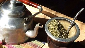 Prohíben el consumo de una yerba con hierbas por la presencia de salmonella y escherichia coli