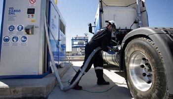 YPF planea instalar estaciones de carga rápida de GNC para camiones: “Se cambia el modelo de logística"