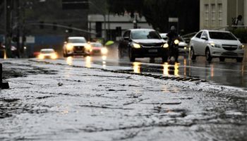 ZCAS avança e Inmet emite alerta máximo: chuva de 100 mm atinge três estados