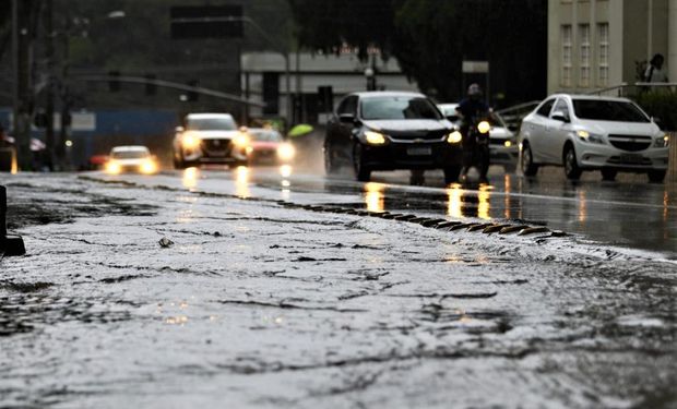 ZCAS avança e Inmet emite alerta máximo: chuva de 100 mm atinge três estados