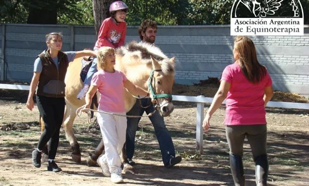 Todo sobre la equinoterapia: cómo surgió y cómo ayuda a las personas, quién es la precursora de la actividad en Argentina y los detalles del tratamiento