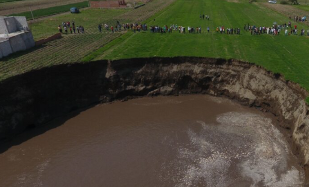 Misterio: el enorme agujero en un campo que crece día a día